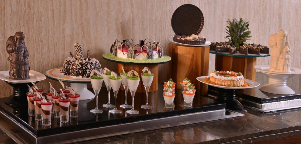 Holiday Inn Chandigarh Panchkula, An Ihg Hotel Екстер'єр фото A dessert buffet