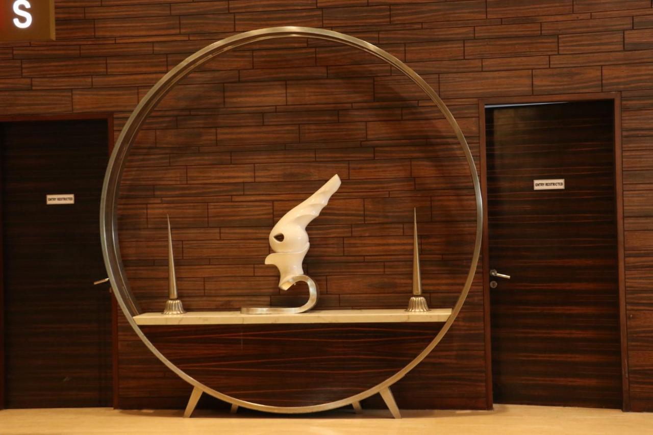 Holiday Inn Chandigarh Panchkula, An Ihg Hotel Екстер'єр фото The sculpture of the hotel's logo