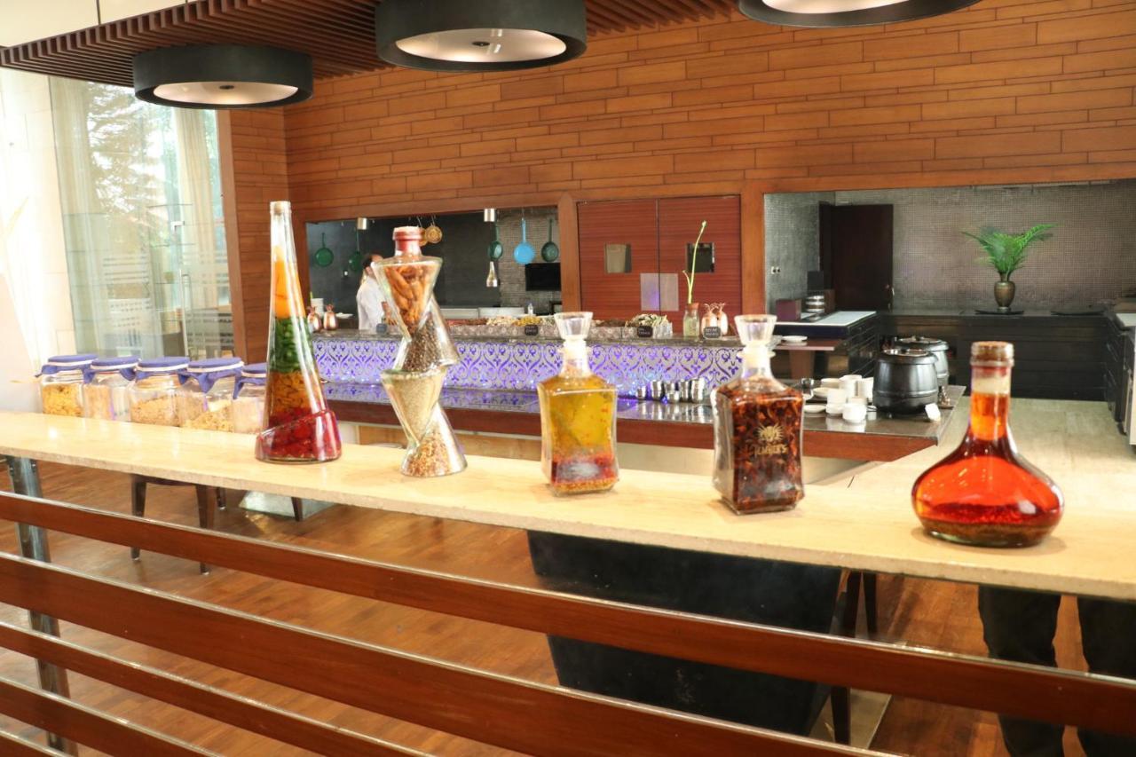 Holiday Inn Chandigarh Panchkula, An Ihg Hotel Екстер'єр фото A selection of liqueurs