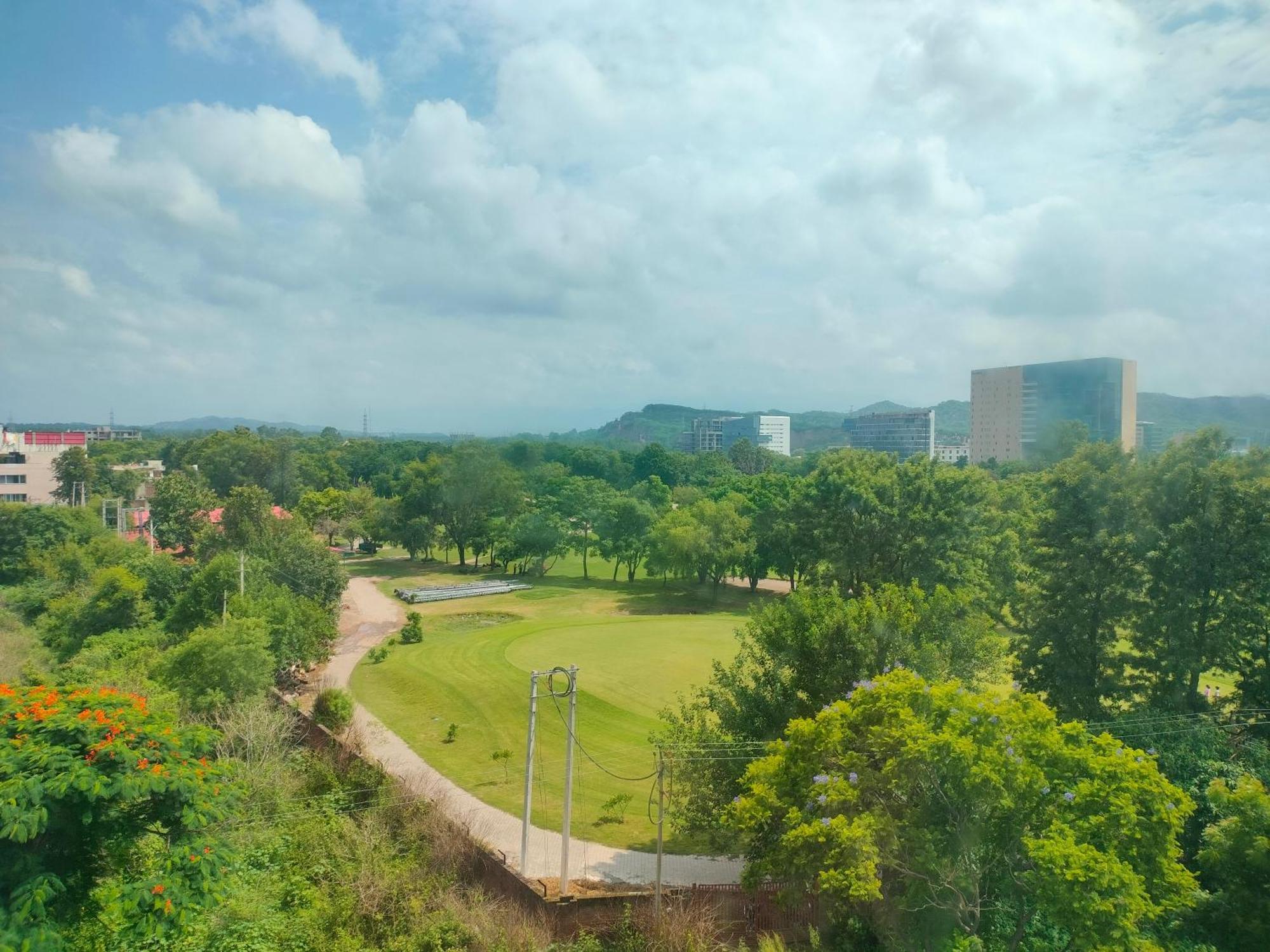 Holiday Inn Chandigarh Panchkula, An Ihg Hotel Екстер'єр фото View of the campus