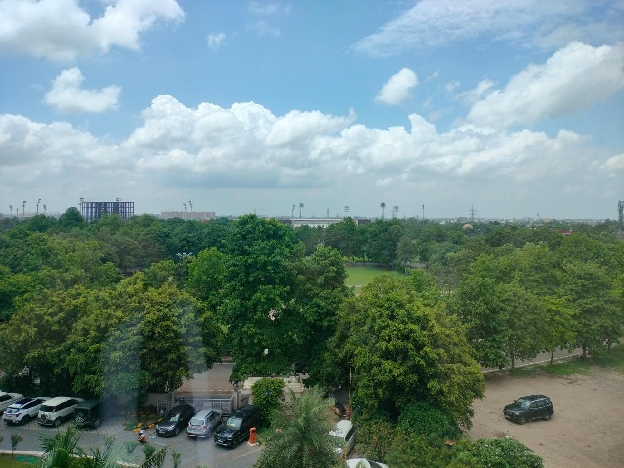 Holiday Inn Chandigarh Panchkula, An Ihg Hotel Екстер'єр фото View of the park from the hotel