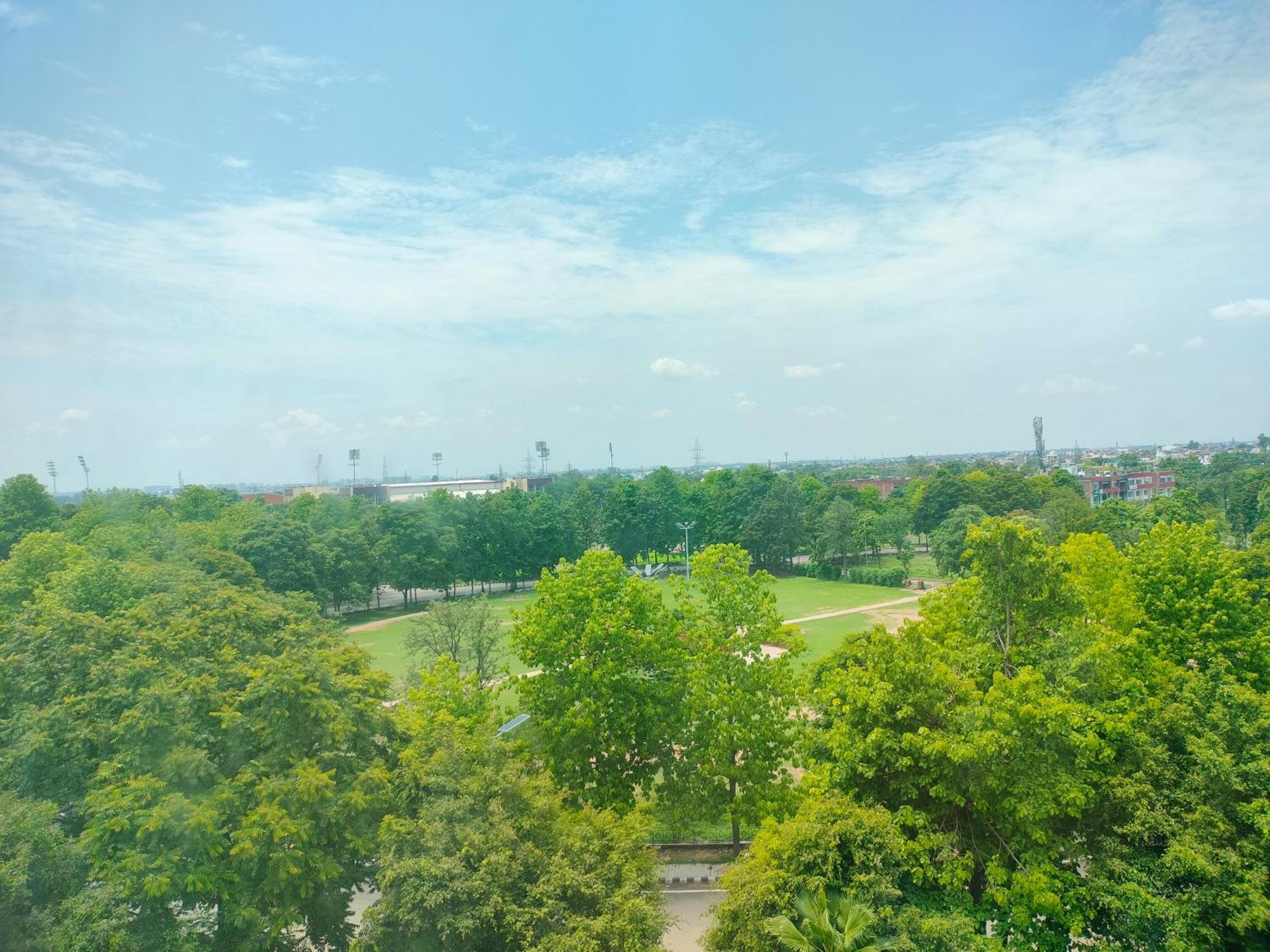 Holiday Inn Chandigarh Panchkula, An Ihg Hotel Екстер'єр фото View of the park from the observation tower