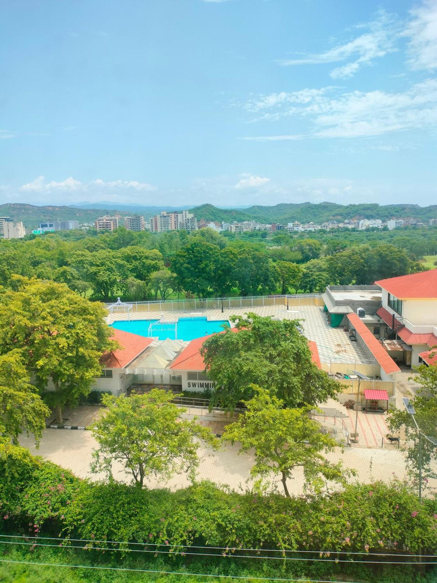 Holiday Inn Chandigarh Panchkula, An Ihg Hotel Екстер'єр фото Swimming pool