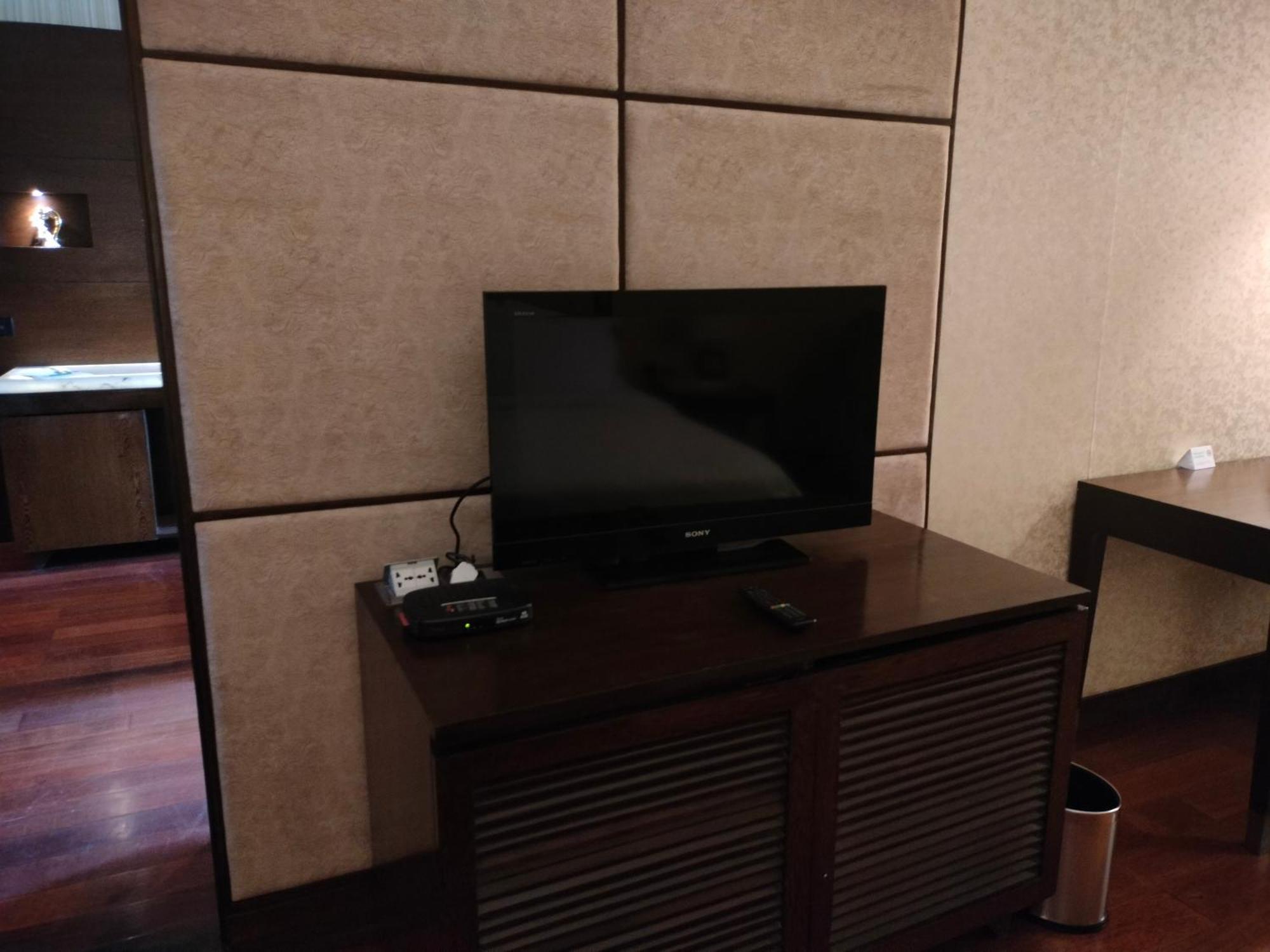 Holiday Inn Chandigarh Panchkula, An Ihg Hotel Екстер'єр фото A television in a hotel room