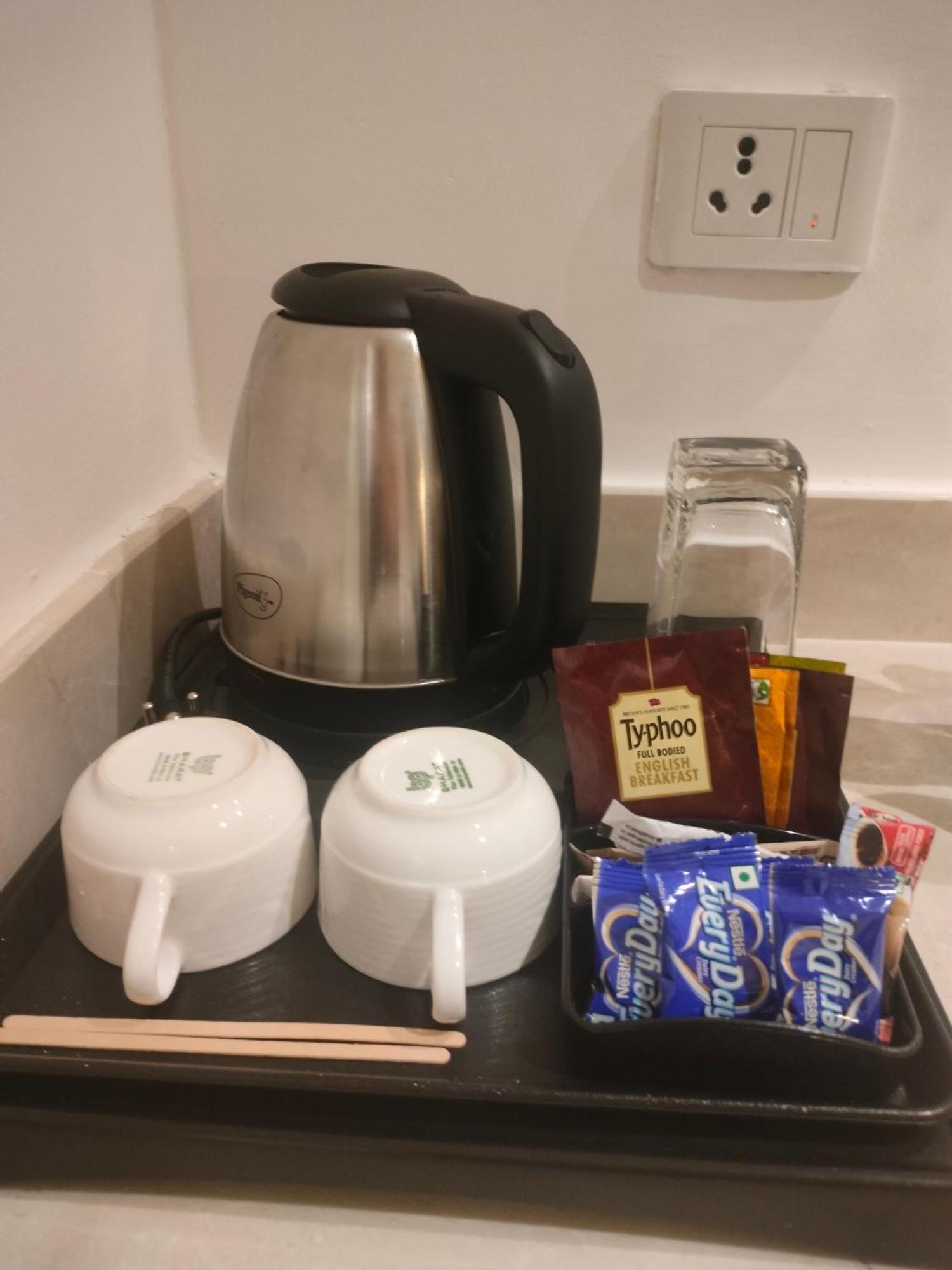 Holiday Inn Chandigarh Panchkula, An Ihg Hotel Екстер'єр фото A kettle with tea bags and cups
