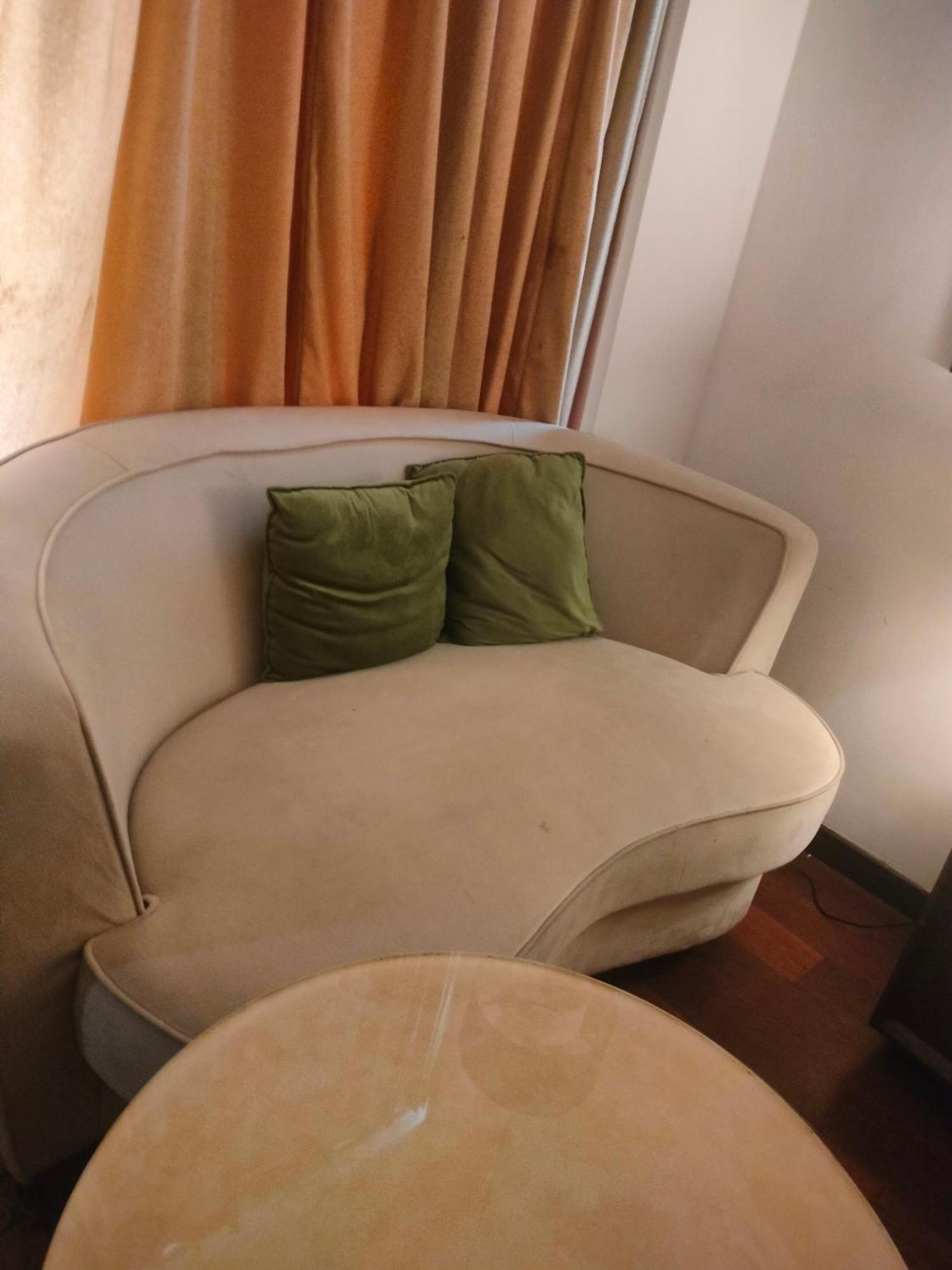 Holiday Inn Chandigarh Panchkula, An Ihg Hotel Екстер'єр фото A sofa in a hotel room